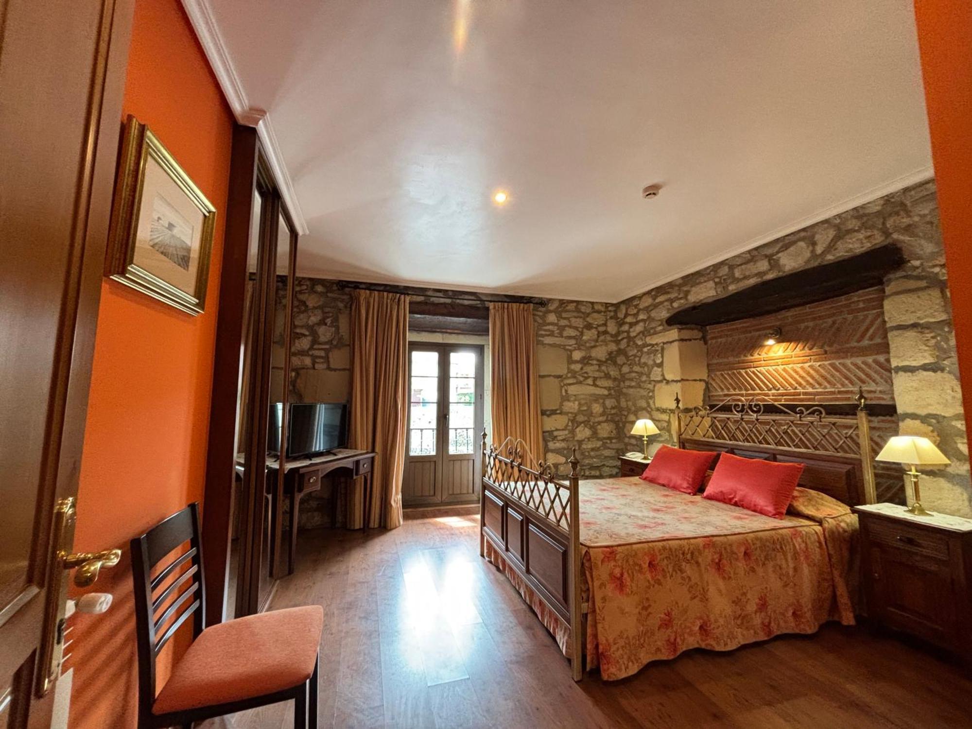Hotel Casona Los Caballeros Santillana del Mar Exterior foto